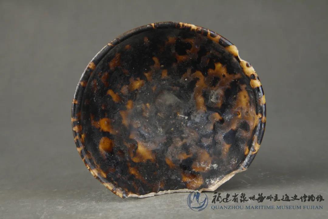 玳瑁斑:在黑色底釉上洒上一种掺灰的含铁量较少的玻璃釉,烧成后,黑釉